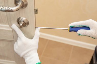 Erkek marangoz ahşap kapı kurulumu kilitleri sıkılaştırıyor