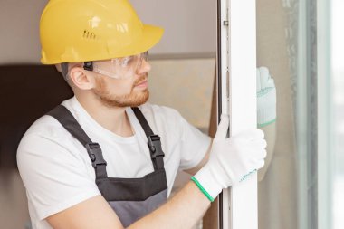 Plastik upvc pencereye lastik mühürler yerleştirme işçisi