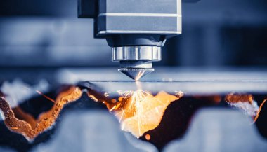 Mavi renkli Laser CNC. Hafif kıvılcımlı metal kesimi. Modern endüstriyel teknoloji.