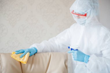 Coronavirüs ve mikrop temizleme servisinden otel odasını dezenfekte eder.