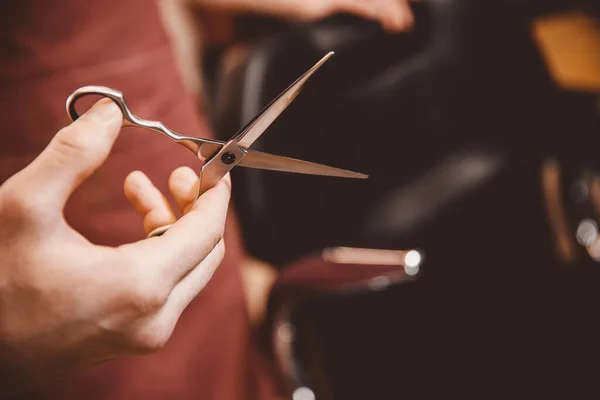 Close-up barber holds clip-on hair clipper barbershop — Stock Photo, Image