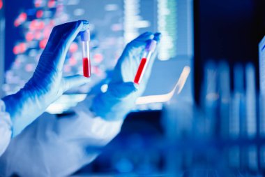 2019-ncov Coronavirus yaşam için tehlikeli laboratuvar kan testi tespiti. Salgın Aşı Konsepti