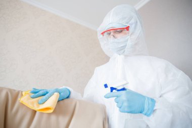 Temizlik servisi otel odasını koronavirüs ve mikroplardan arındırıyor. Virüslere karşı antiseptik kavramı