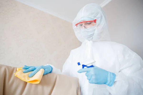 クリーニングサービスは、コロナウイルスや細菌からホテルの部屋を消毒します。ウイルスに対する防腐剤の概念 — ストック写真