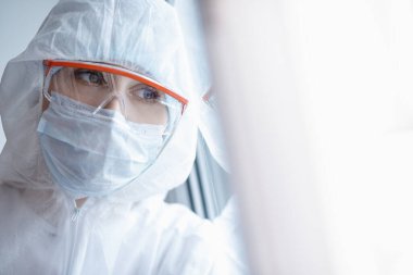 Yorgun görünüyorsun doktor kadın pencereden dışarı bakıyor uykusuz geceler karantina koronavirüs hastanesinde çalışıyor