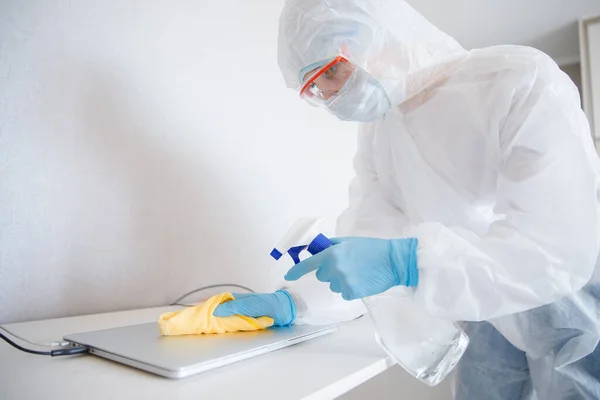 Servicio de limpieza desinfecta oficina Técnicas de coronavirus y gérmenes, computadora de procesamiento antiséptico — Foto de Stock