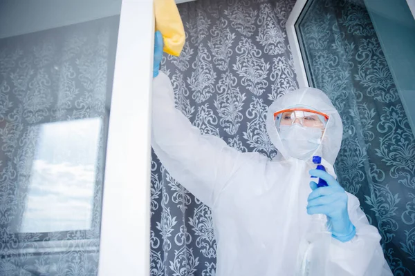 Γυναίκα που φοράει προστατευτική προειδοποίηση για την παγκόσμια πανδημία του ιού της στέψης. Απολύμανση υπηρεσιών καθαρισμού, εντομοκτόνα τζάμια από ιούς — Φωτογραφία Αρχείου