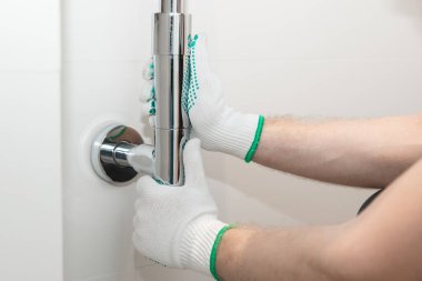 Erkek muslukçu lavabonun altına krom gideri yerleştirir.