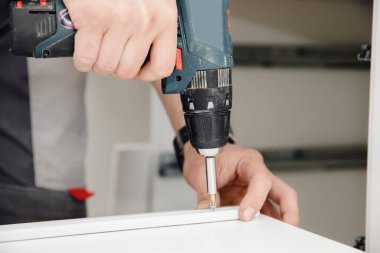 Mutfak kurulumu, aletli işçi mobilyası montajı