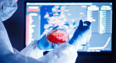 Çin 'de ve dünyada virüsten etkilenen insanların sayısı analiz ediliyor. Laboratuvarda solunum cihazına bağlı koruyucu kimyasal giysili bir doktor.