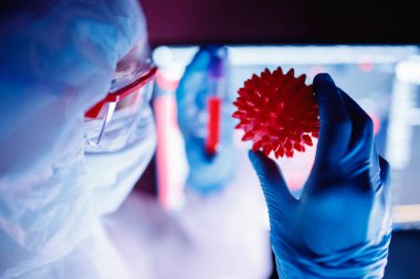 Çin 'de ve dünyada virüsten etkilenen insanların sayısı analiz ediliyor. Laboratuvarda solunum cihazına bağlı koruyucu kimyasal giysili bir doktor.