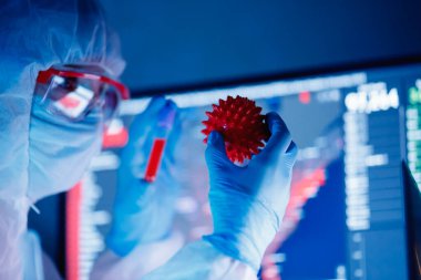 2019-ncov Coronavirus yaşam için tehlikeli laboratuvar kan testi tespiti. Salgın Aşı Konsepti