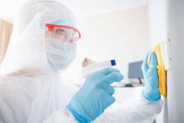 Virüs ve mikrop antiseptikleriyle temizlik ve dezenfeksiyon, koronavirüse karşı daha temiz servis.