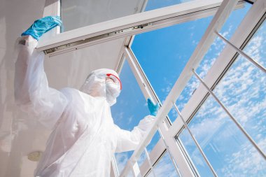 Hastanede yoğun vardiyadan sonra yorgun doktor biyolojik tehlike, koronavirüs mavi gökyüzüne bakıyor