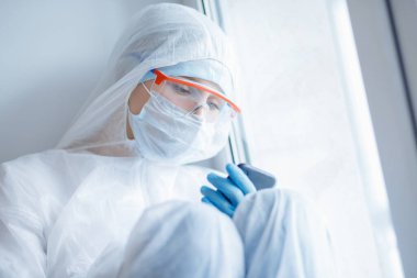 Koronavirüs karantinasında yalnız bir hasta, video internet bağlantısı üzerinden klinikten arkadaşlarını ve ailesini arıyor.