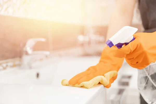 Grifo de limpieza de cal en el baño, desinfectando la superficie de la contaminación —  Fotos de Stock