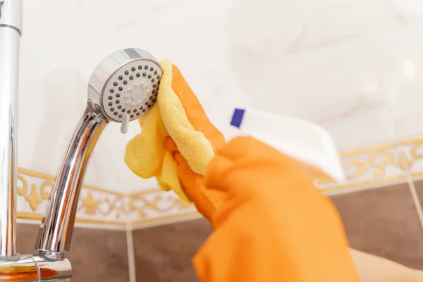 Sprzątanie kran z wapna umywalka zbliżenie — Zdjęcie stockowe