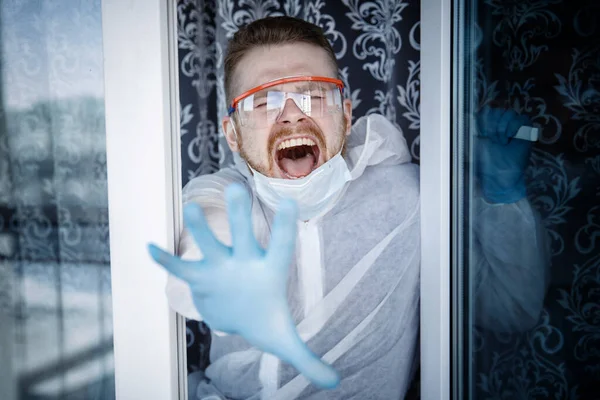 L'uomo di casa è in quarantena, esaurimento nervoso dopo la casa di isolamento, capriccio e finestra urlare. Concetto di virus fobia — Foto Stock