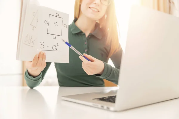 Escola de aprendizagem on-line, menina analisa aulas de matemática com criança — Fotografia de Stock