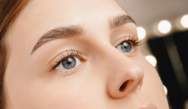 Junge Frau mit schönen Augenbrauen. Korrektur von Brauenhaaren — Stockfoto