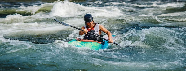 Guy in kayak sails mountain river. Whitewater kayaking, extreme sport rafting — Stock Photo, Image