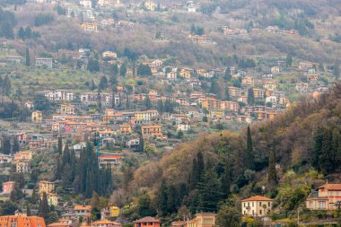Akşam manzaralı Bellagio ve Varenna Como su gölü İtalya mavi gökyüzü dağı