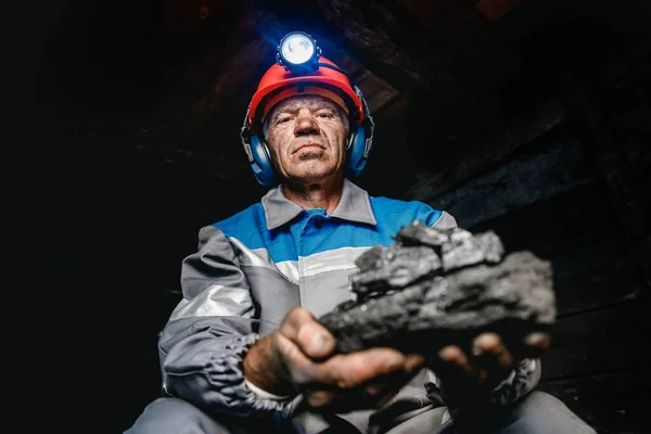 Portrét horníka v helmě s lucernou v podzemním dole. Koncepce průmyslového inženýra — Stock fotografie