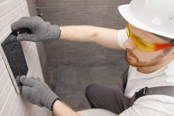 Fontanero instalando inodoro en el baño, el trabajo en el baño — Foto de Stock