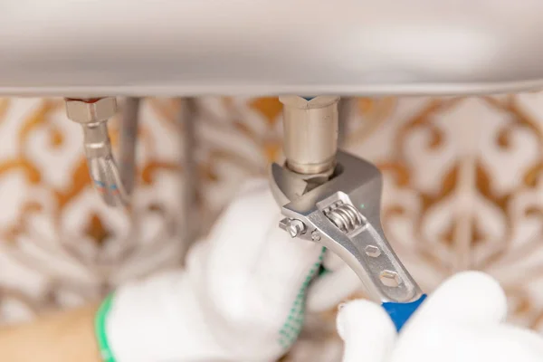 Rörmokare som installerar varmvattenberedare i badrummet — Stockfoto