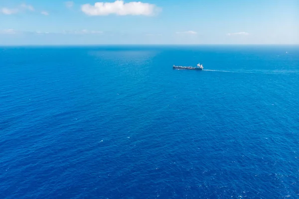 Navio petroleiro químico navega mar azul. Vista aérea superior. Exportação de conceito — Fotografia de Stock