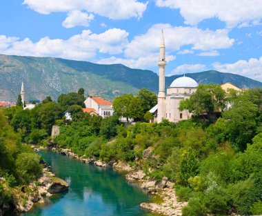 Townscape Mostar ve Bosna ve Hersek'teki Neretva Nehri