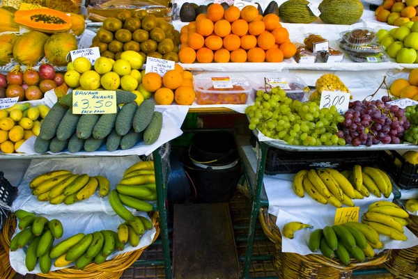 在丰沙尔市的市场上有水果补丁 马德拉岛 — 图库照片
