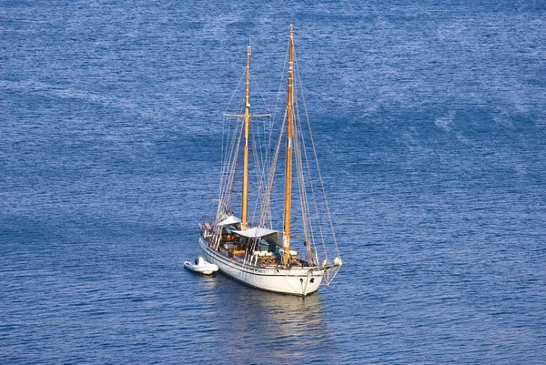 位于意大利索伦托附近的第尔仁尼亚海的帆船 — 图库照片