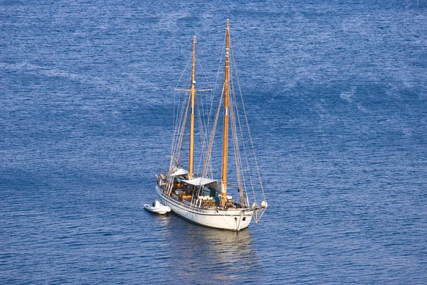 İtalya 'nın Sorrento şehrindeki Tyrhenian Denizi' nde bir yat.