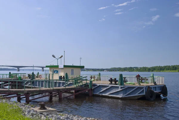 Kostroma, Rusya Federasyonu - 13 Haziran: Haziran 13, 2010 tarihinde Kostroma Kostroma içinde Volga iskelede