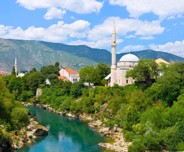 Townscape Mostar ve Bosna ve Hersek'teki Neretva Nehri