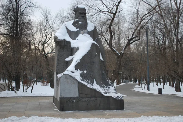 Lev Nikolaevich Tolstoy Moskova Kızlık Alanında Kış Için Anıt — Stok fotoğraf