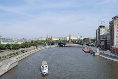 Moskova 'daki Patriksel Köprü' den Kremlin 'e ve Grand Stone Köprüsü' ne doğru bakın.