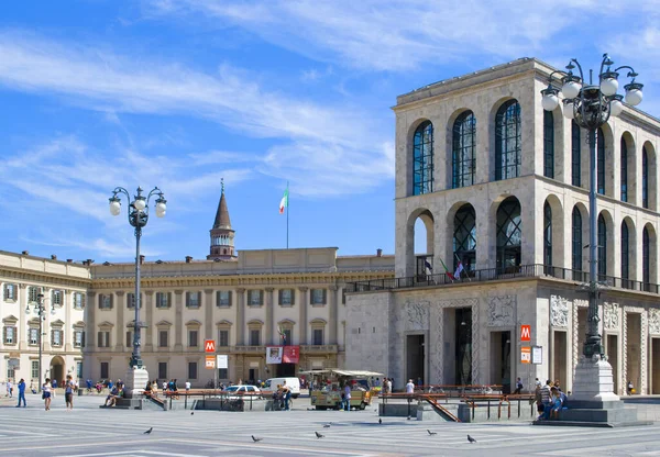 Milan 'daki Museo del Novecento, Duomo metro istasyonunun yanında..