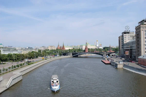 Moskova 'daki Patriksel Köprü' den Kremlin 'e ve Grand Stone Köprüsü' ne doğru bakın.