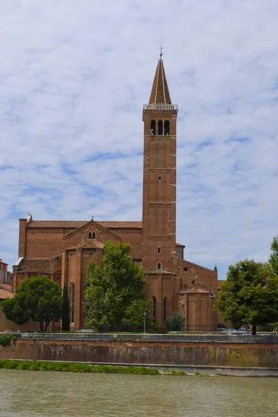 Verona ve Adige Nehri manzarası.