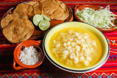 Mexico City'deki Mısır taneleri ile yapılan Pozole Meksika Mısır çorbası