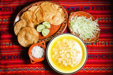 Mexico City'deki Mısır taneleri ile yapılan pozole denilen Meksika Mısır çorbası