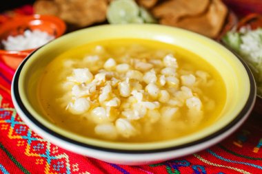 Mısır taneleri ile yapılan pozole denilen geleneksel Meksika Mısır çorbası