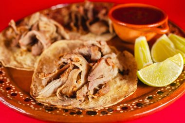 Meksika tacos ve salsa veya kırmızı sos ev yapımı baharatlı Mexico City