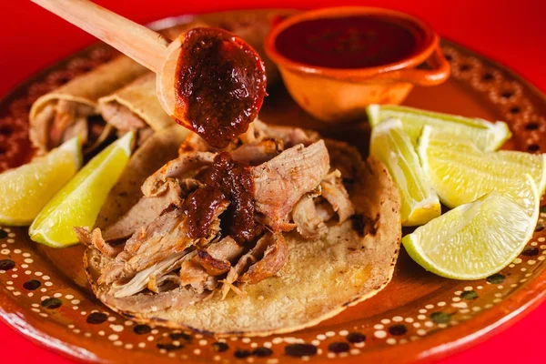 Tacos Mexicanos Con Salsa Salsa Roja Casero Picante Ciudad México —  Fotos de Stock