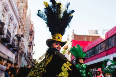 Huehues Mexico Karnaval dansçısı geleneksel bir Meksika halk kostümü ve renkli bir maske giyiyor.