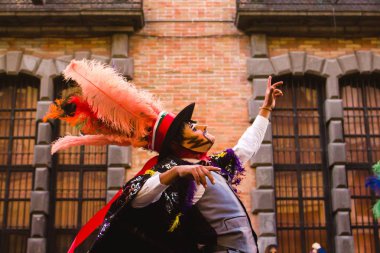 Huehues Mexico, karnaval dansçısı geleneksel bir Meksika halk kostümü ve renkli bir maske giyiyor.