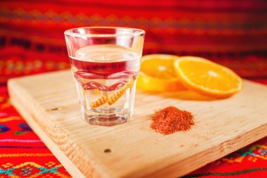 Portakal dilimleri ve solucan tuzu oaxaca Meksika Meksika içkiyle Mezcal