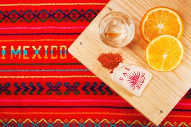 Portakal dilimleri ve solucan tuzu Meksika Meksika içkiyle Mezcal